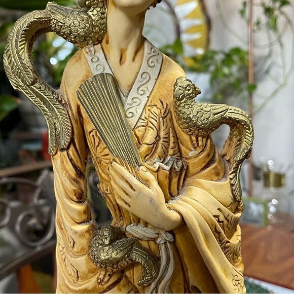 Faux ivory statue of a Geisha - Picture 4 of 15